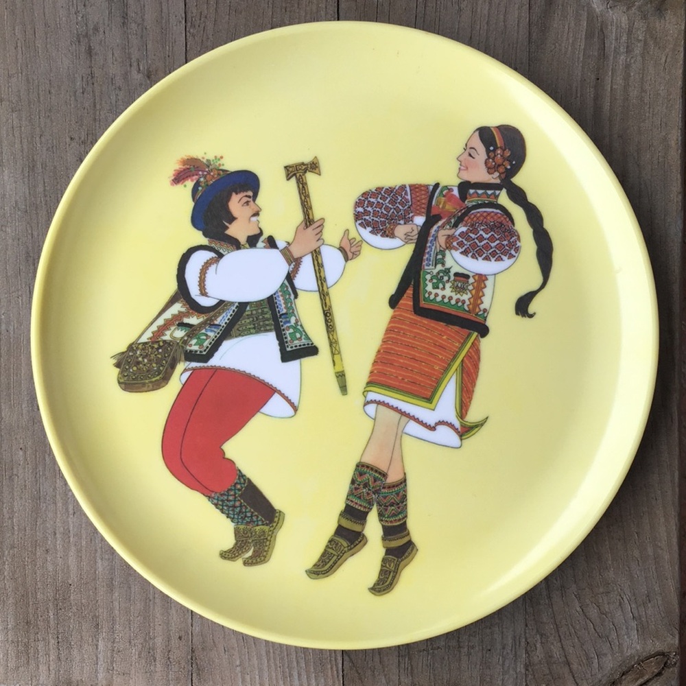 2 Ukrainian Folk Art Plates